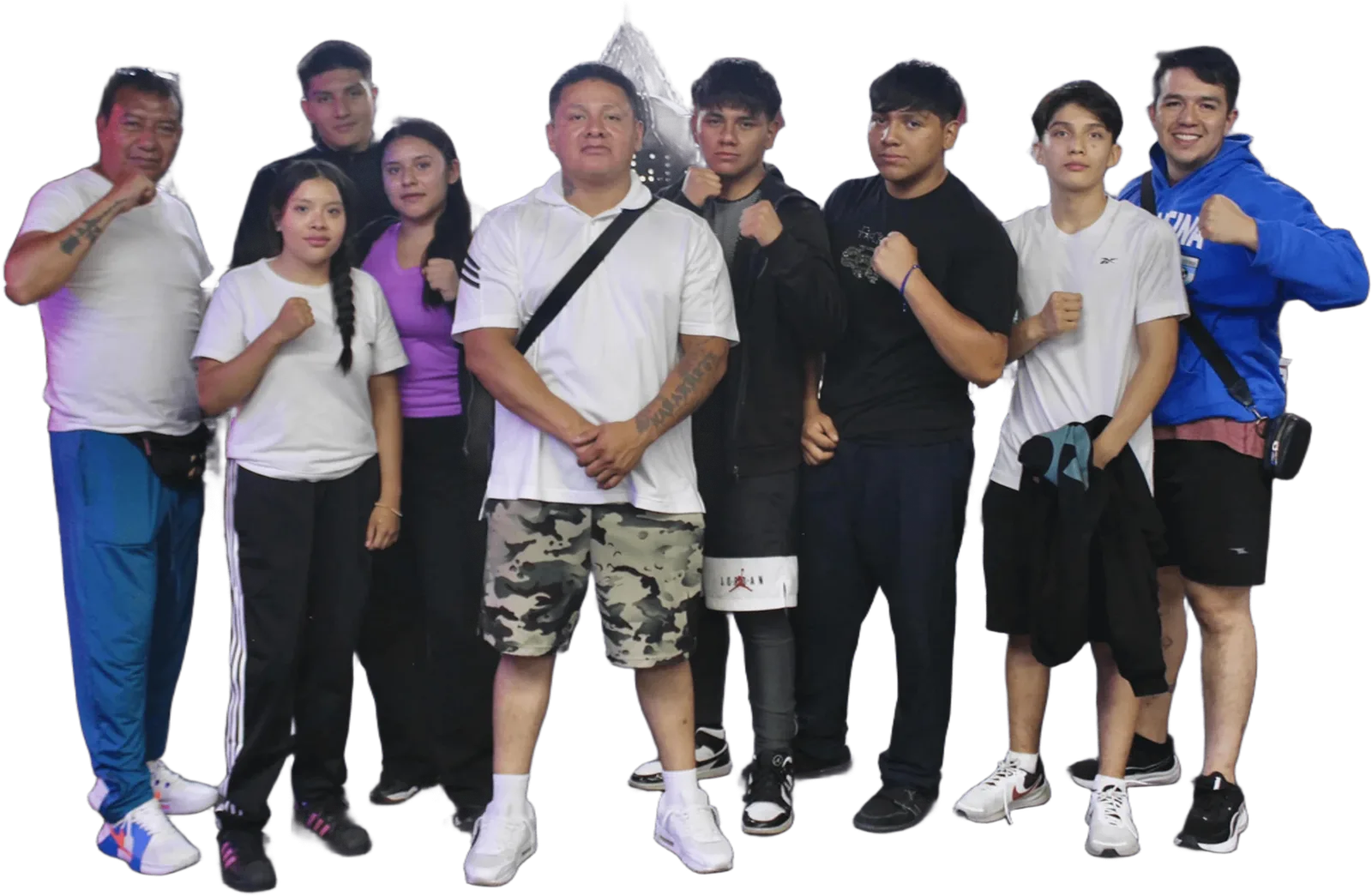 Peleadores y entrenadores de Boxeo México Gym posando con el puño en alto
